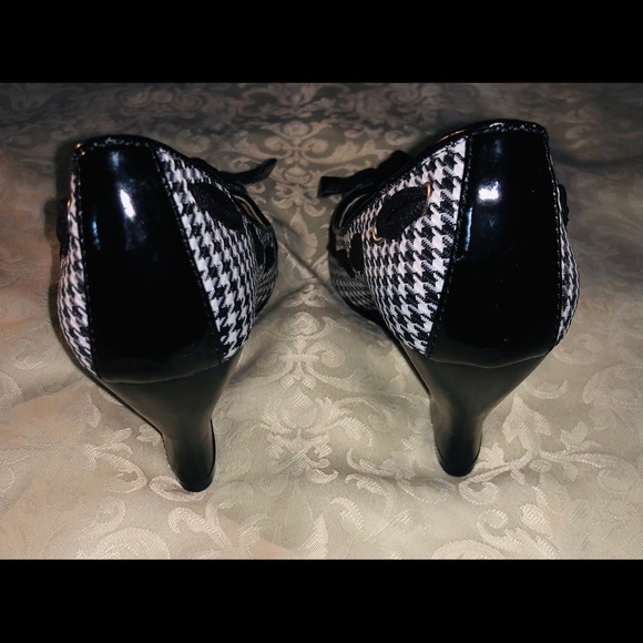 Stylish Comfort: Naughty Monkey Women's Busy Wedge Heels - Picture 6 of 8